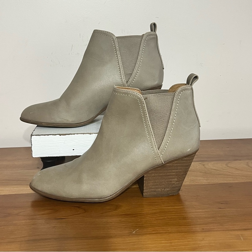 Women’s Dolce Vita Yelka Taupe Booties Stacked Heels Size 6.5‎